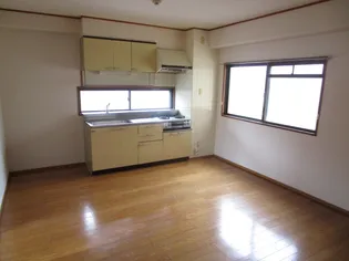 つるみサンクビル【2階】の居間