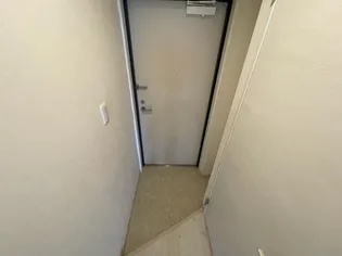 コンソラータ桜木【1階】の玄関