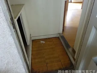 八まきビル【4階】の玄関