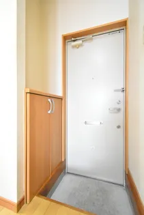 フェヴァリー D【1階】の玄関