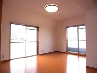 アイヴィ・ビルデンス【5階】の居間