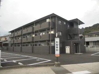 ユーミー栗林の画像