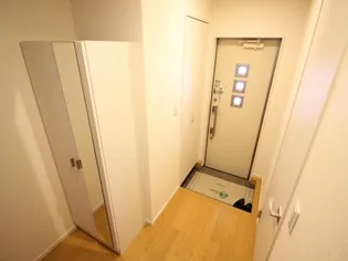 GRANDIR KASHIWATANAKA E棟の玄関