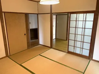 加地アパートの居間