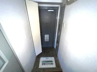 クレッシェンド岸地【1階】の玄関