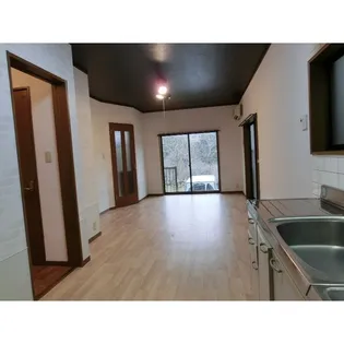 グースハウスB棟【1階】の居間