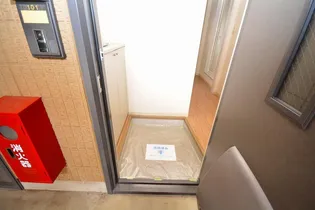 フィオラノ B【1階】の玄関