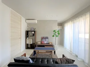 グランド ソレイユ B【1階】の居間