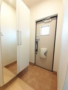 ニコ ヴィラージュB【1階】の玄関