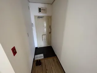 第1渡辺レジデンス【3階】の玄関