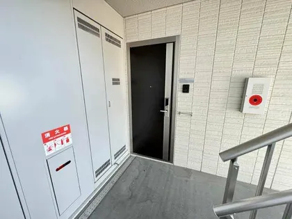 アベニュー・イン豊山【2階】の玄関