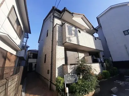 クローバーガーディング【1階】の外観