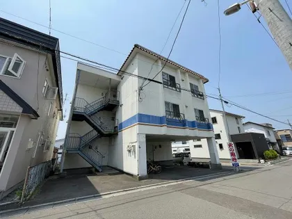ファースト富岡【3階】の外観