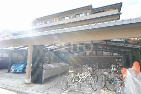 京洛マンション【1階】の外観