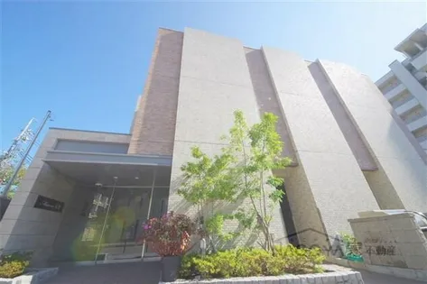 マルーン白壁の画像