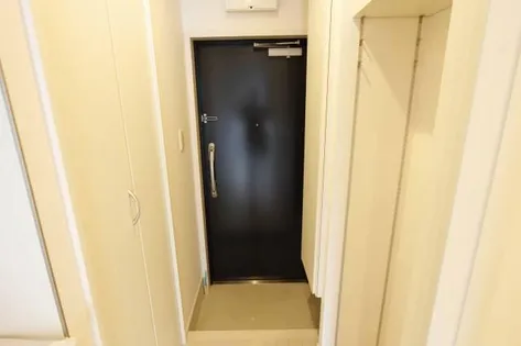 HK2 east【3階】の玄関