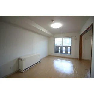 ロイヤルヒルズ【102号室】の居間