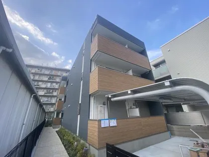 ブルージェイダイト高槻ミューズ校前【301号室】の外観