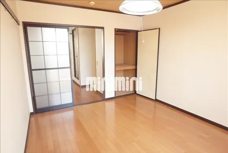 フォーブル母呂後【2階】の居間