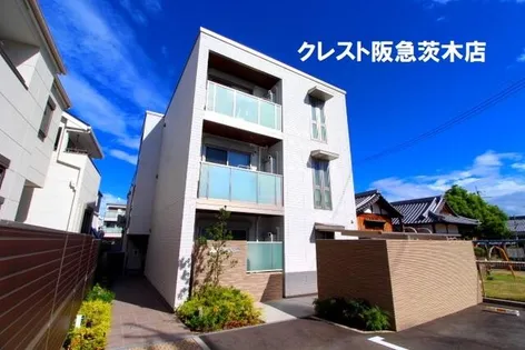 エクラシエ総持寺【1階】の外観