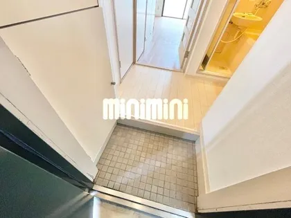 エクセレンス山中【3階】の玄関