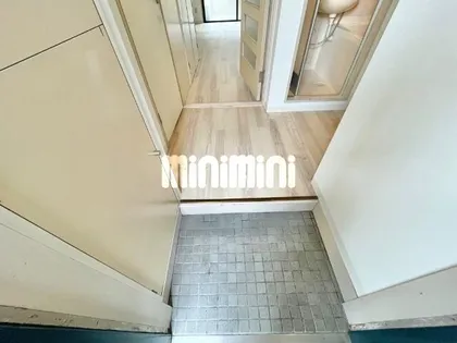 エクセレンス山中【2階】の玄関