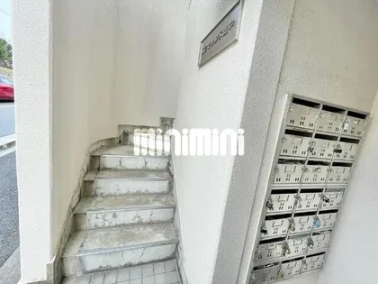 エクセレンス山中【2階】の玄関