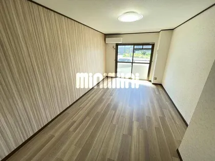 グリーンヒルズ山田15【1階】の居間