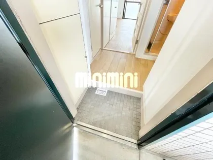 エクセレンス山中【4階】の玄関