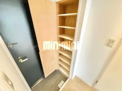 エクセレンス山中【4階】の玄関