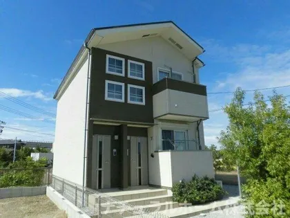 アラ・ピエス【1階】の外観