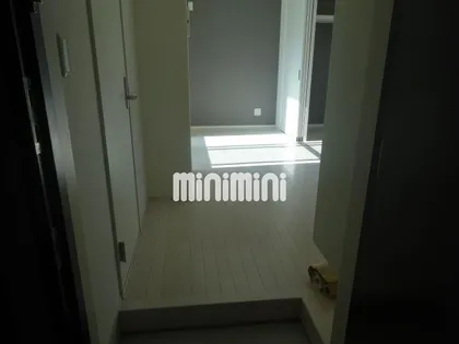 HK2east【3階】の玄関