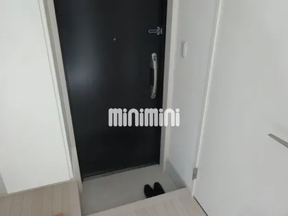 HK2east【3階】の玄関