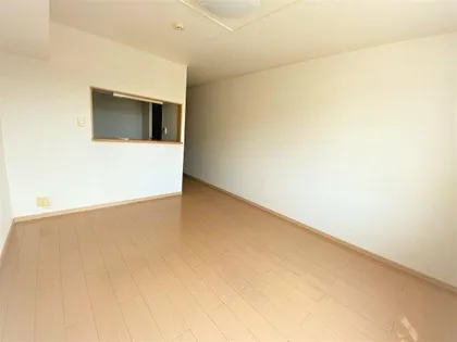 サニーNT B【210号室】の居間