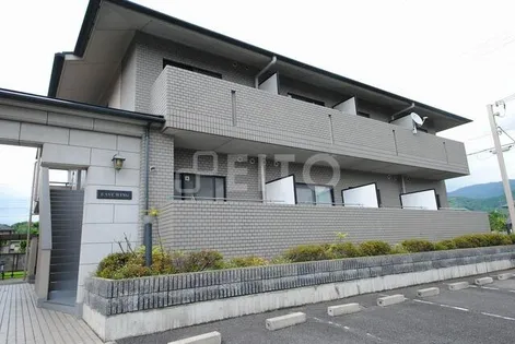 EAST WEST WINGの画像