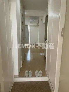 メゾン・ド・キャラミ【302号室】の玄関