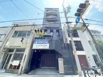 一棟ビルの画像