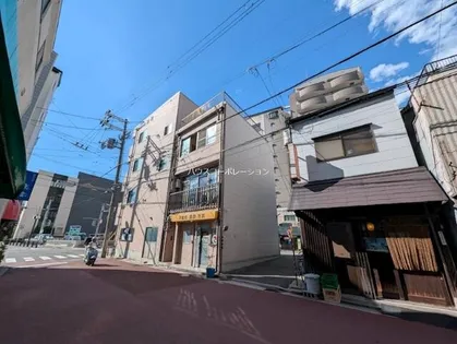 隆起ビルの画像