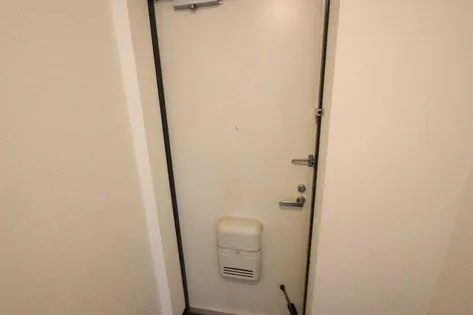 クレスト甲東園A棟【00A-3号室】の玄関