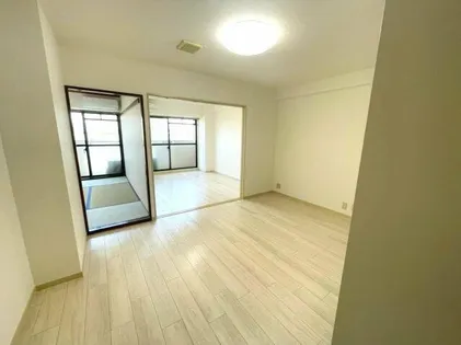 シャトー・レイクルイーズ【6階】の居間