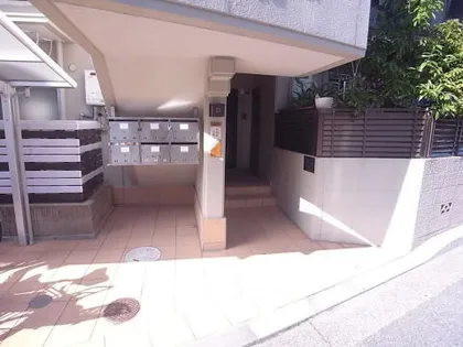 イスズハイツ・ベル苦楽園P-2【302号室】の玄関