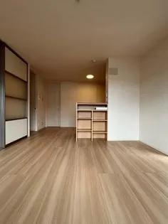 ヴィルヌーブ相坂 E棟【201号室】の居間