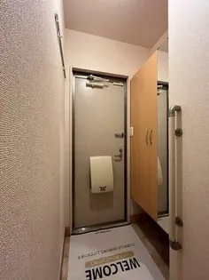 ヴィルヌーブ相坂 E棟【201号室】の玄関