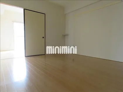 ユアサハイム鏡池【4階】の居間