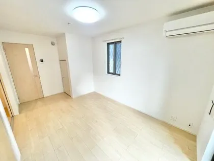 ジャルダン南【1階】の居間