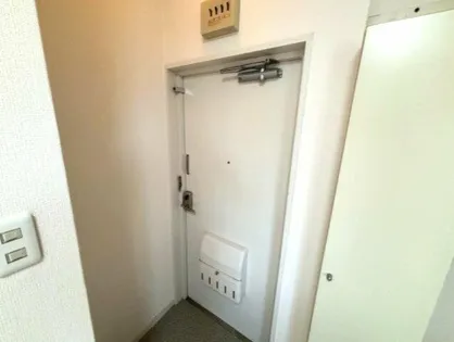 ルパレ西灘【5階】の玄関