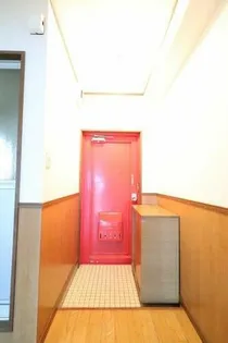 参番館【5階】の玄関