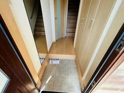 ヨーロピアンシャーレ松河戸 西棟【105号室】の玄関