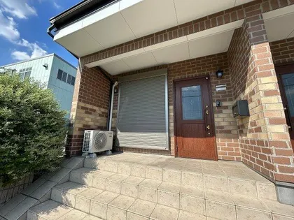 ヨーロピアンシャーレ松河戸 西棟【105号室】の玄関