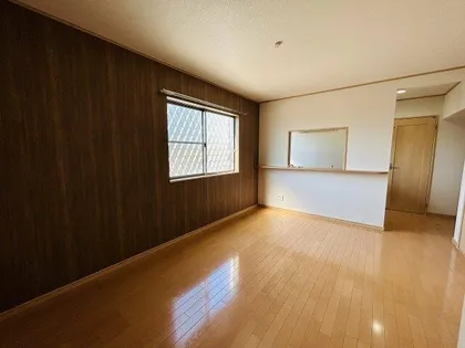 ヨーロピアンシャーレ松河戸 西棟【105号室】の居間